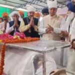 मुख्यमंत्री पुष्कर सिंह धामी ने डेरा प्रमुख के पार्थिव शरीर को के श्रद्धा सुमन अर्पित