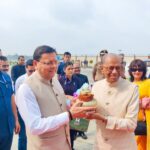 मुख्यमंत्री पुष्कर सिंह धामी ने मॉरीशस के प्रधानमंत्री डॉ.नवीनचंद्र रामगुलाम से जौलीग्रांट एयरपोर्ट पर की भेंट