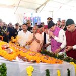 मुख्यमंत्री पुष्कर सिंह धामी ने  बलिदानियों के परिजनों एवं आश्रितों को ताम्रपत्र और अंगवस्त्र भेंट कर किया सम्मानित