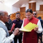 मुख्यमंत्री पुष्कर सिंह धामी में मुख्यमंत्री कैंप कार्यालय में लोगों की समस्याएं एवं शिकायतें सुनीं