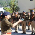 दिल्ली घटना के बाद पुलिस हाई अलर्ट पर उत्तरकाशी व बडकोट में पुलिस ने निकाला फ्लैग मार्च