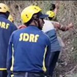 120 मीटर गहरी खाई में गिरे वाहन से SDRF ने घायल को किया सुरक्षित रेस्क्यू