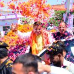 मुख्यमंत्री पुष्कर सिंह धामी ने खटीमा पहुँचकर हेलीपैड से लेकर CSD कैंटीन तक किया रोड शो